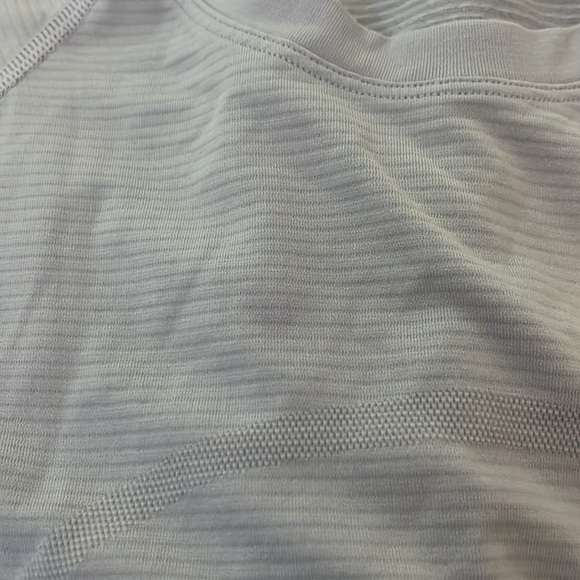 Lululemon Swiftly Tech Short Sleeve 2.0 - Picture 3 of 5